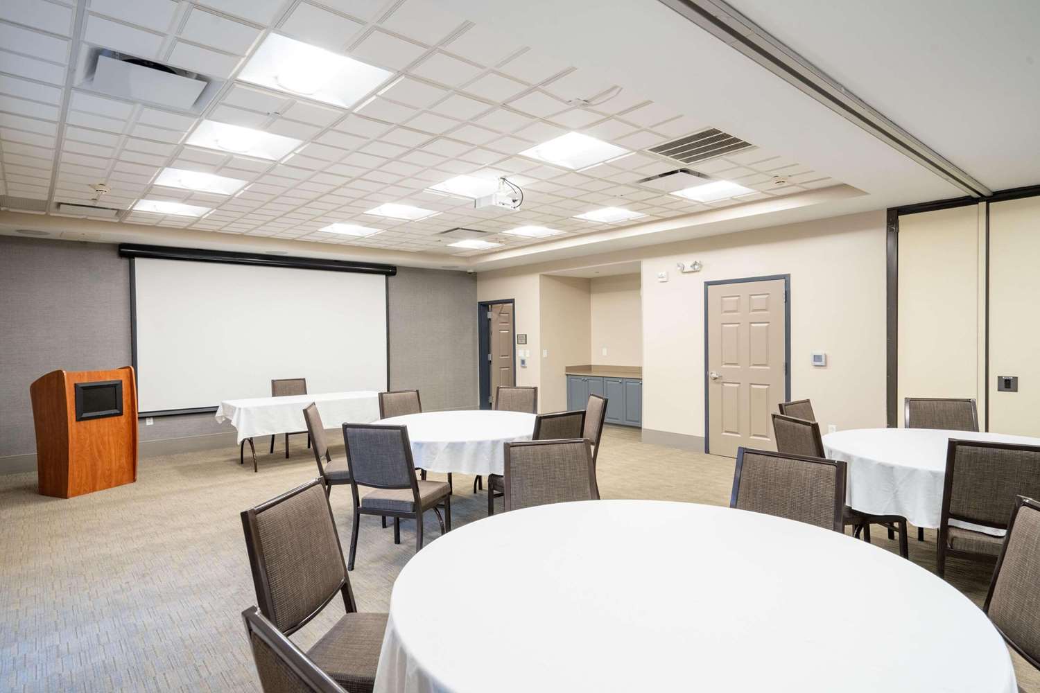 Country Inn and Suites by Radisson State College (Penn State Area), PA 23/28