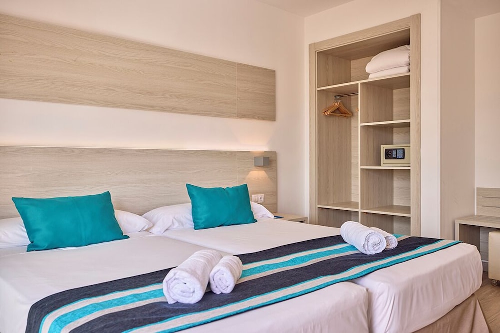 ROOM, DOUBLE BED