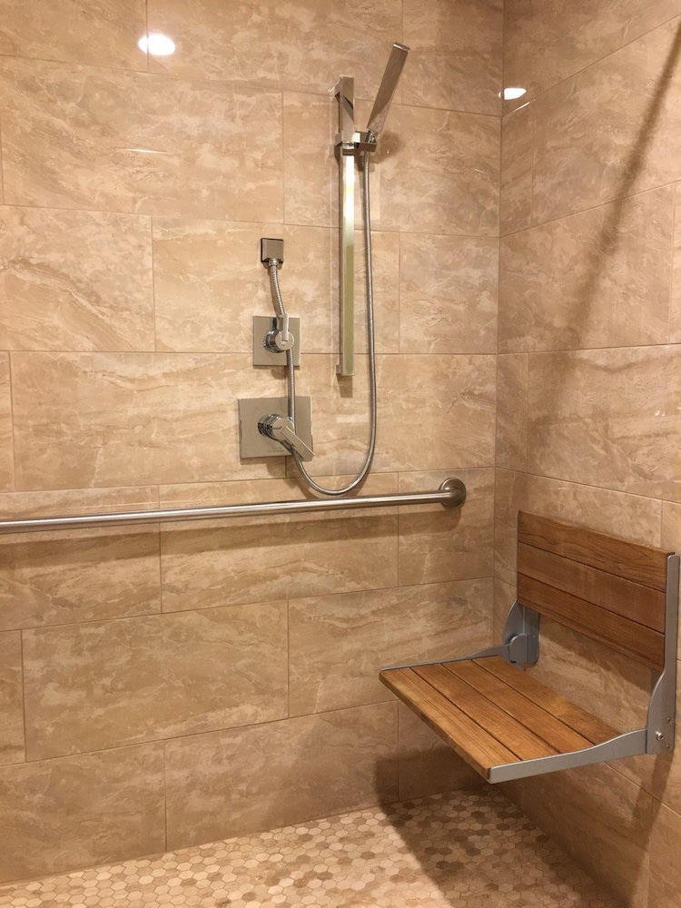 Best Western Plus Carriage Inn 48/78