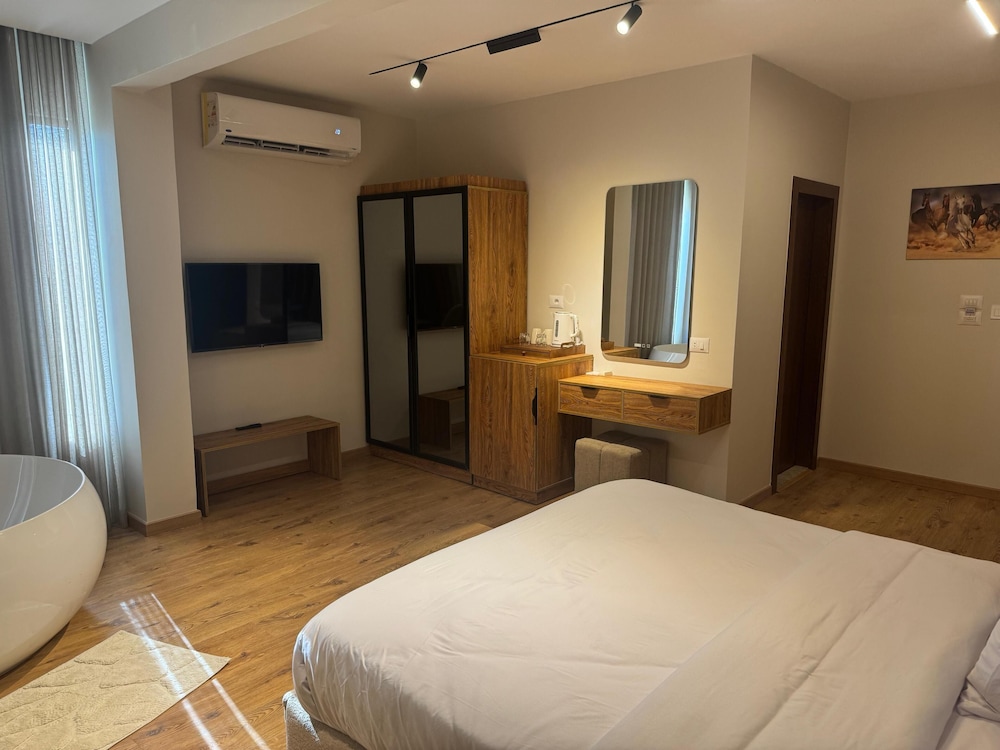 Pyramid, Panoramic, Luxury, Suite, King Bed, Hot Tub
