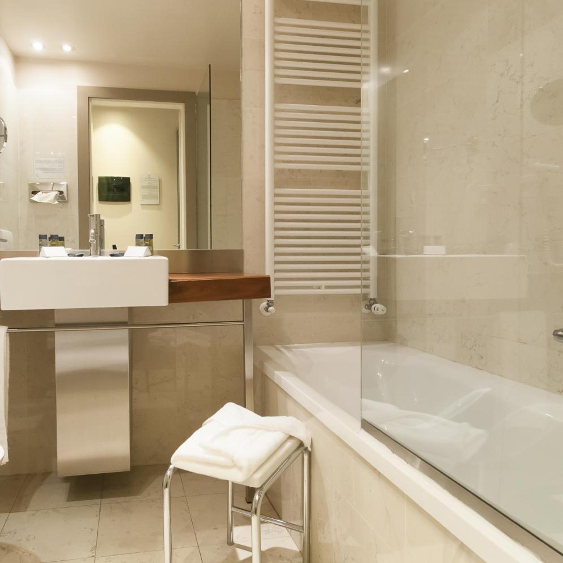 جناح عائلي، Hotel Barrage 6/6