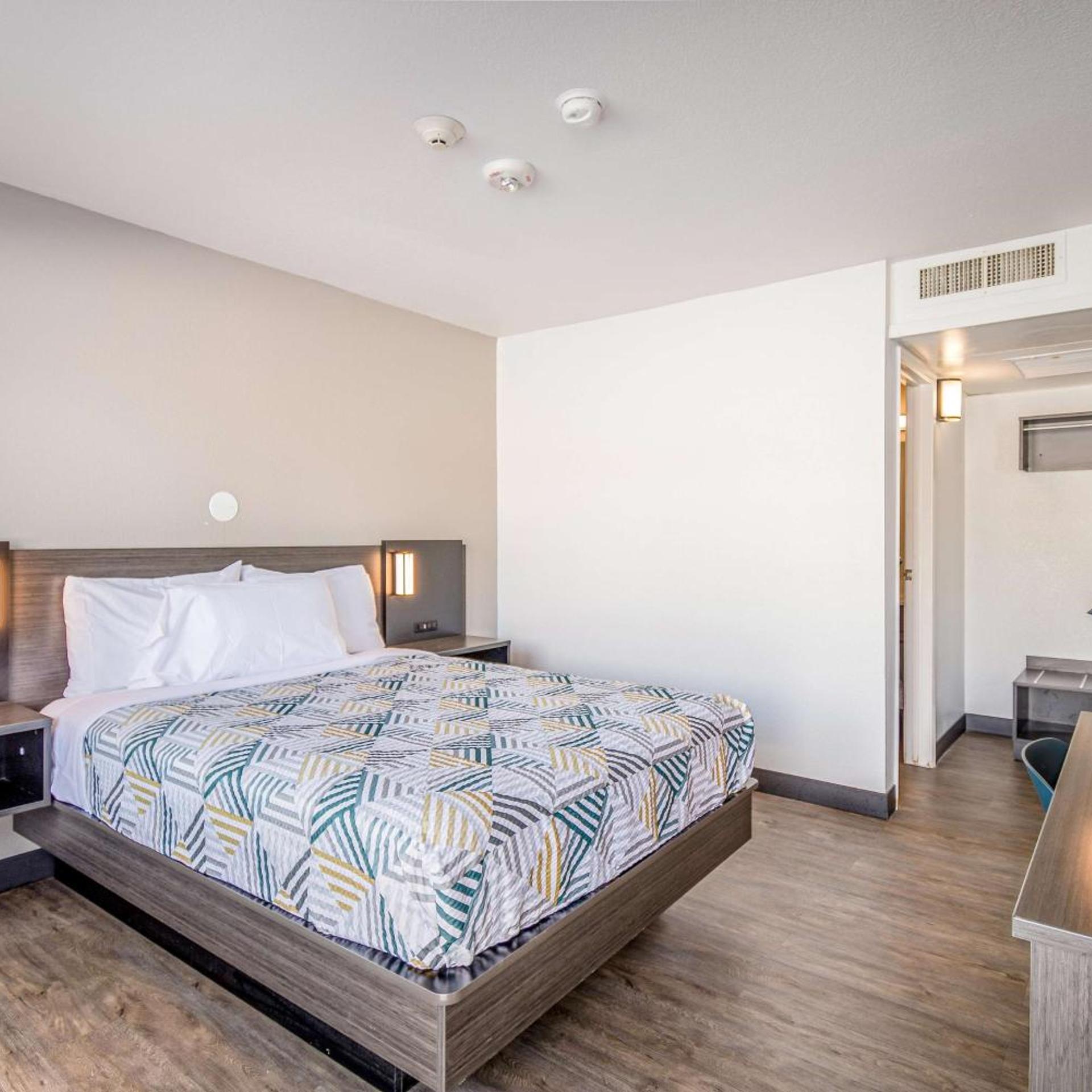 1 Queen Bed - Micfridge