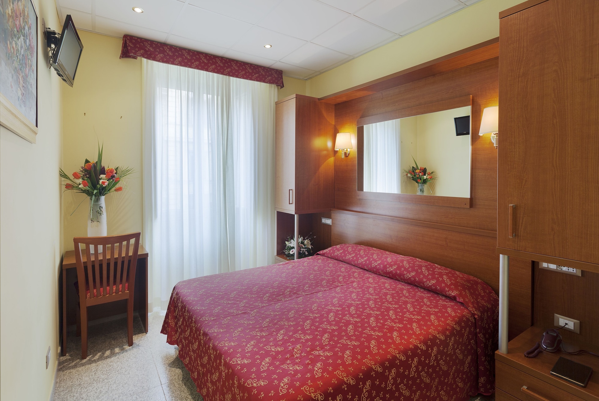 ROOM, DOUBLE OR TWIN BED
