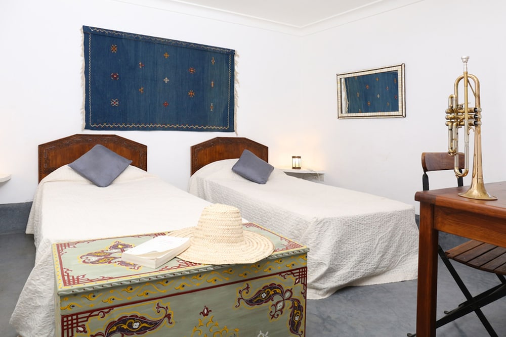 ROOM, TWIN BEDS