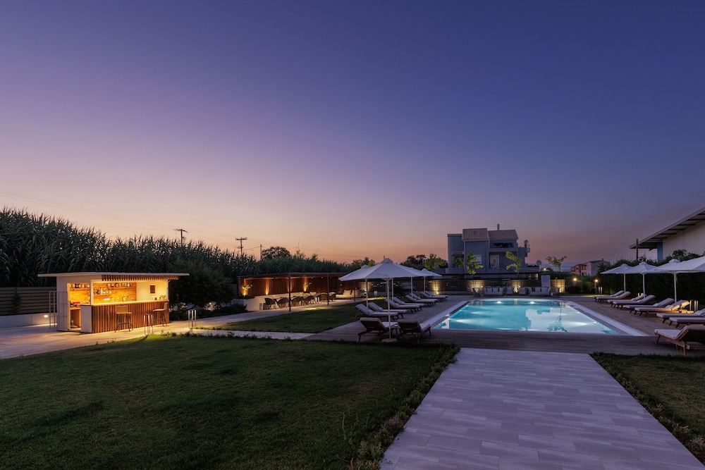 V Luxury Suites 45/50