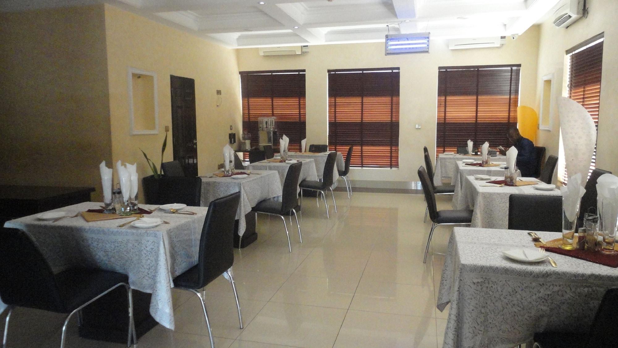 Caesar's Court Hotel And Suites 14/16