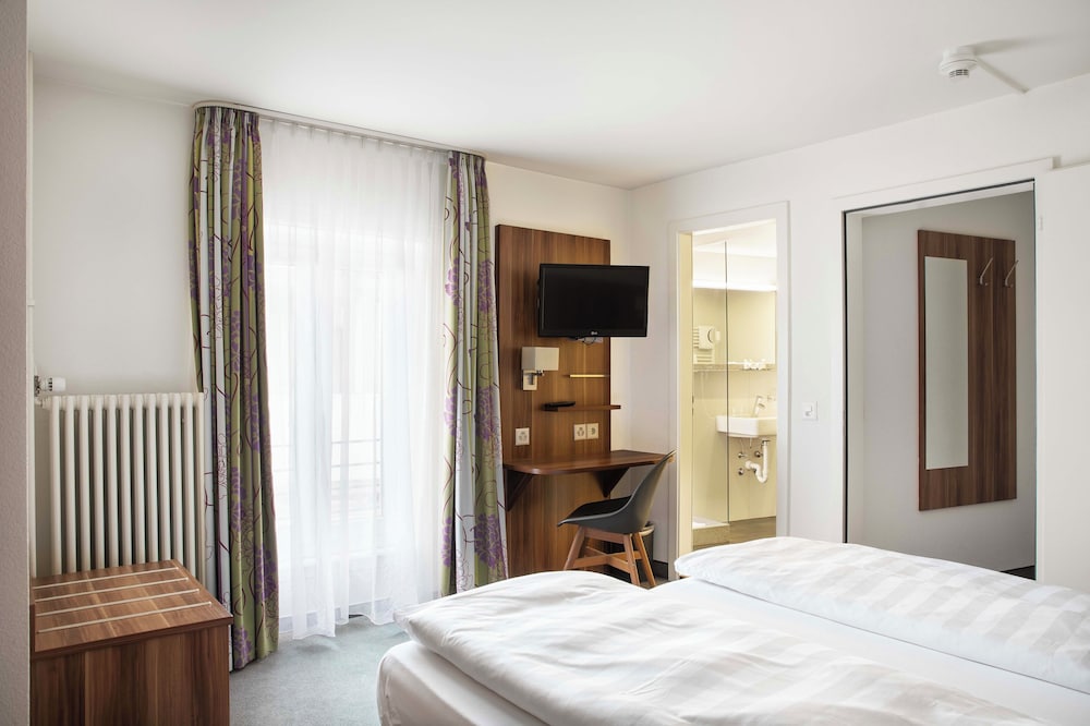 MEDIUM, BACKYARD, DOUBLE BED
