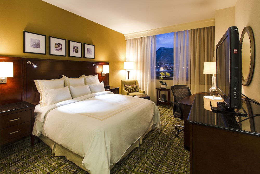 غرفة بسرير كينج بإطلالة على الجبل للمدخنين، Marriott University Park 5/9