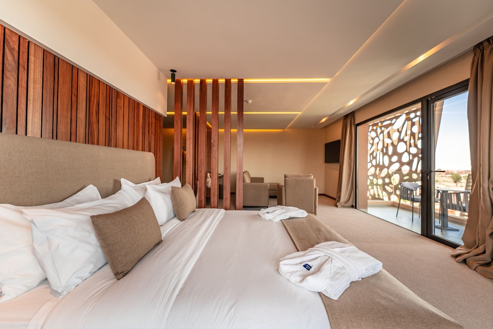 EXECUTIVE, SUITE