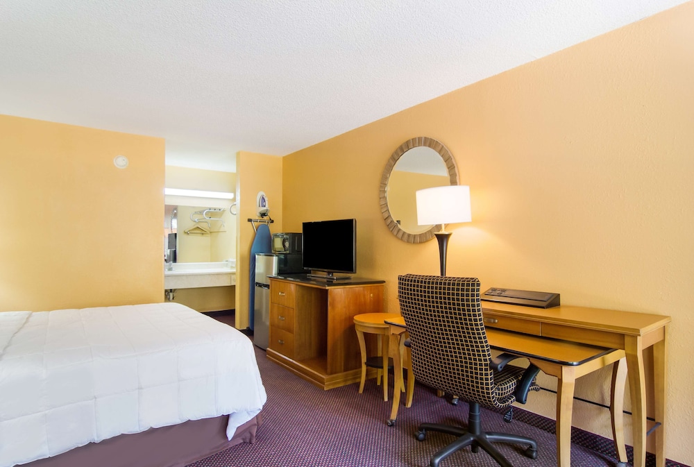 Americas Best Value Inn Darien 25/38