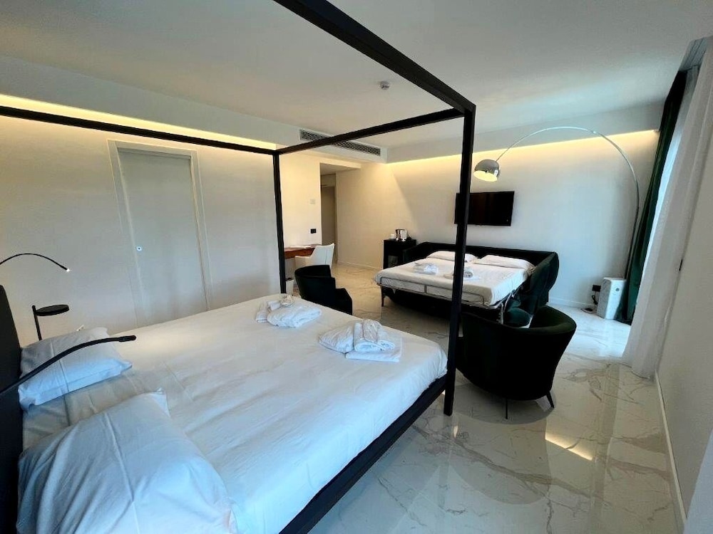 Junior Suite, Studio, King Bed, Pool View, Sofa