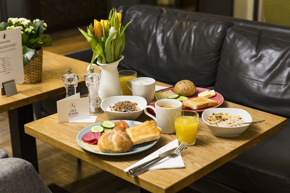 Five Reasons Hotel and Hostel 35/50