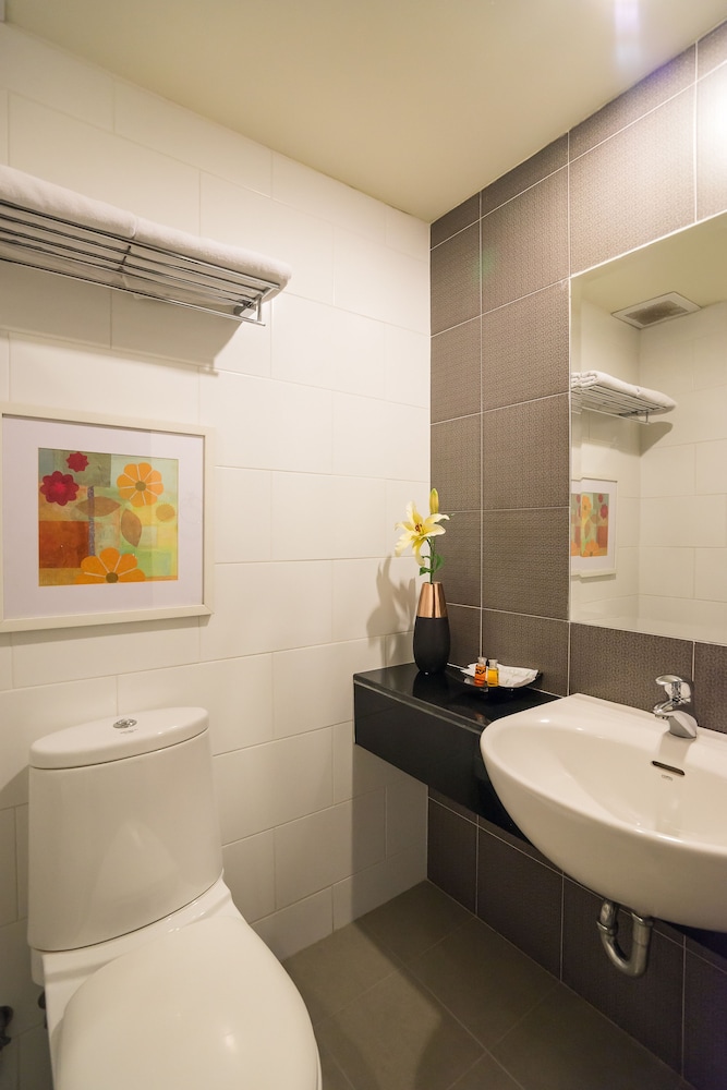 Beyond Suite Hotel 69/73