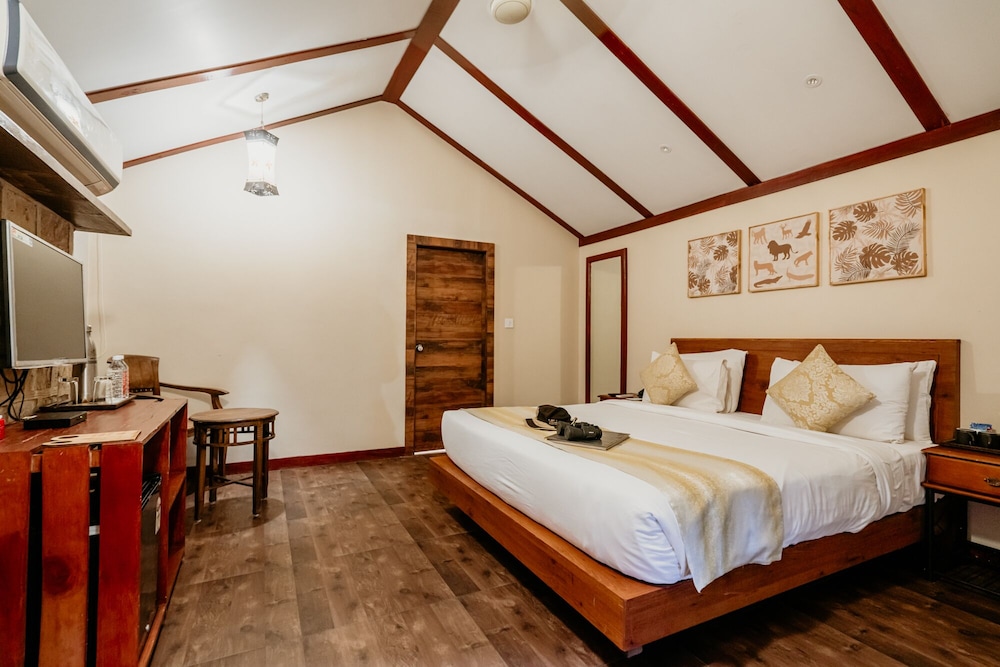 Green, Cottage, King Bed