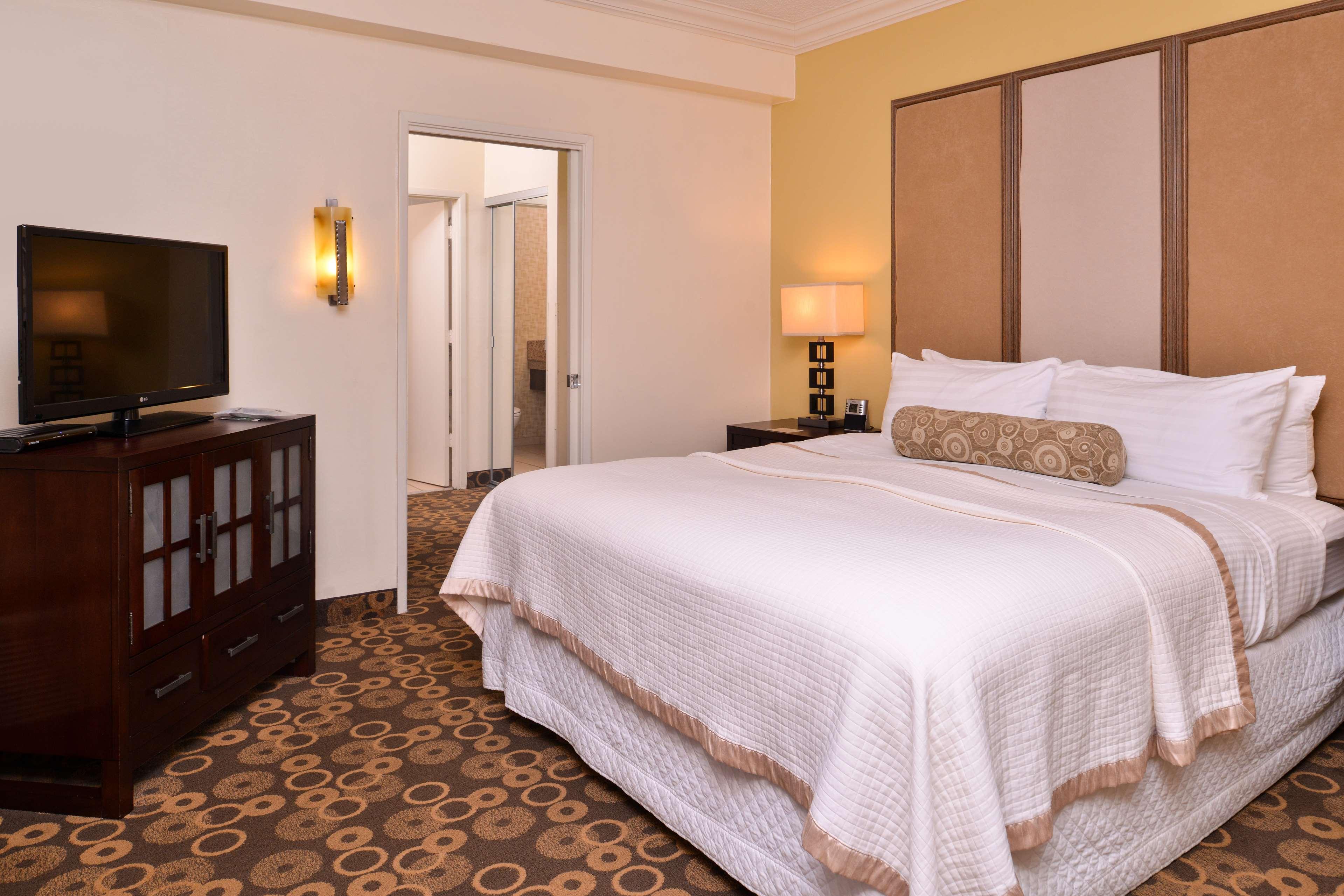 2 Bedrooms, 2 Rooms, Suite, King and Double Bed, 3 Beds, Queen Bed