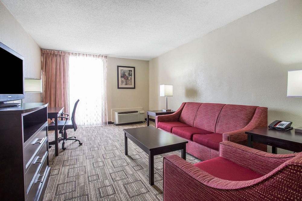 Clarion Hotel Fort Mill Near Amusement Park 15/35