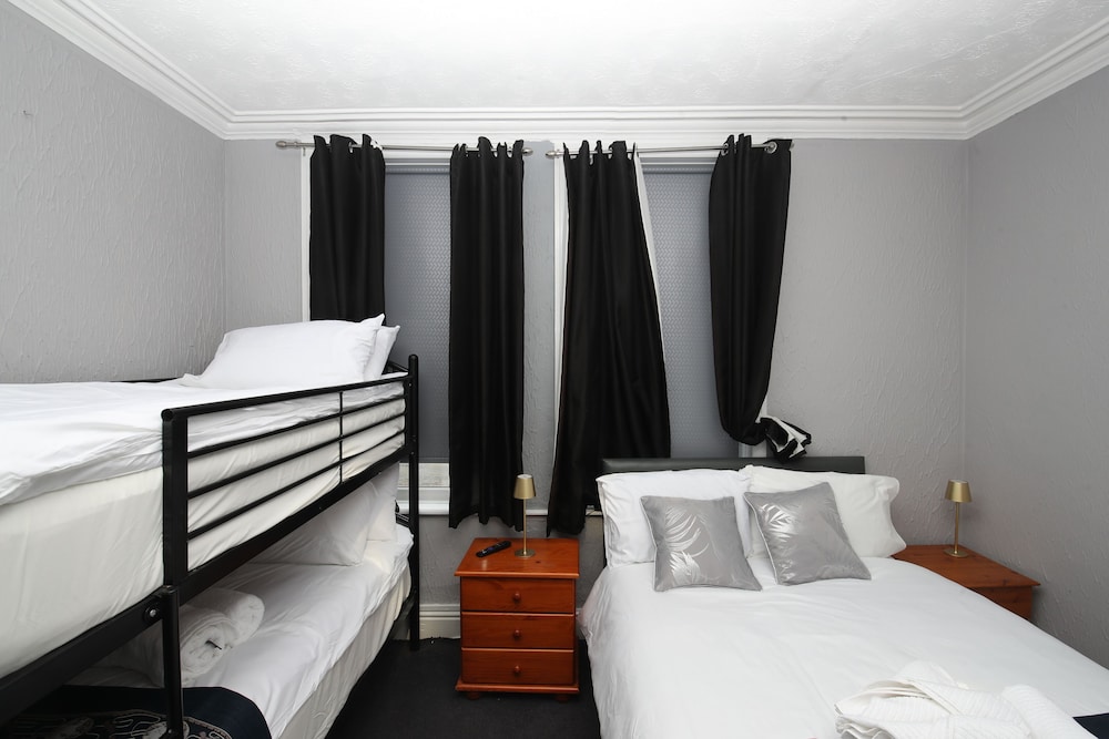 Woodville Lodge Leeds Free Parking Direct Bus to City Centre 17/45
