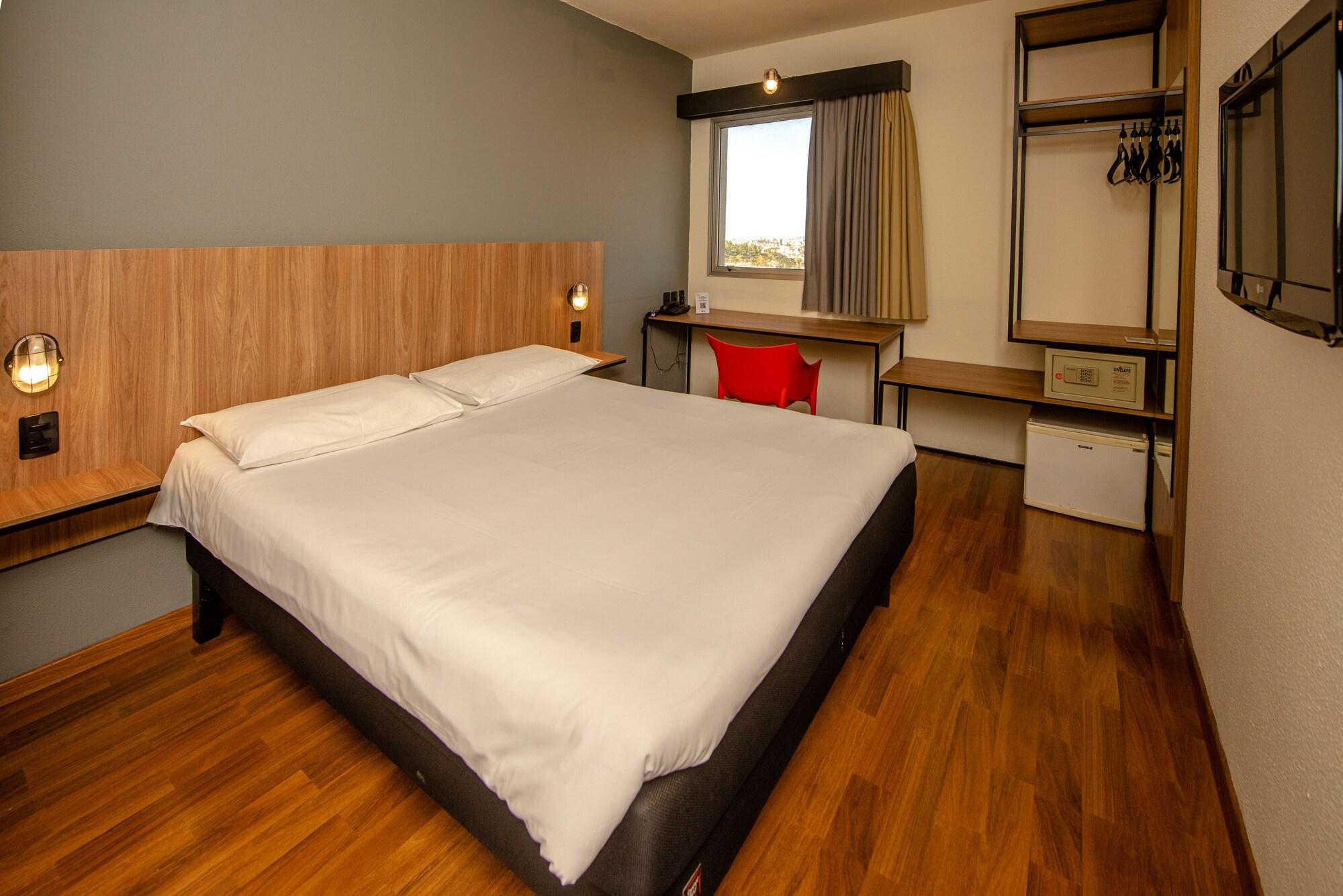 room, multiple beds