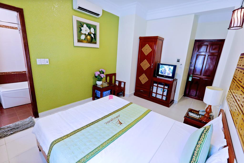 Amigo Hotel 12/24