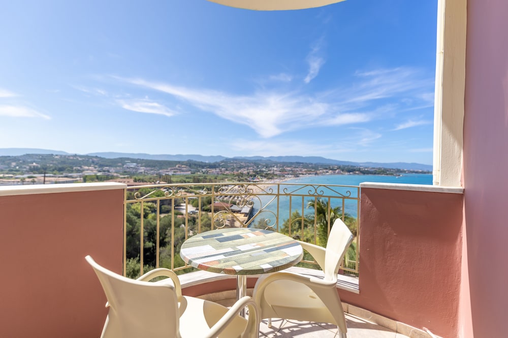 Balcony Hotel 64/66