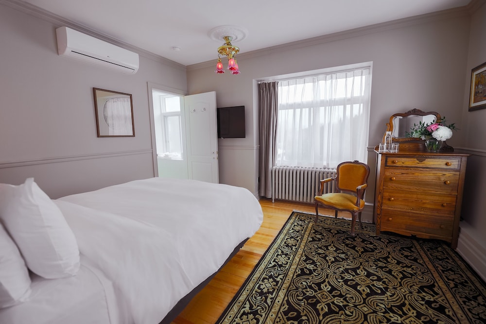 Classic, Queen Bed