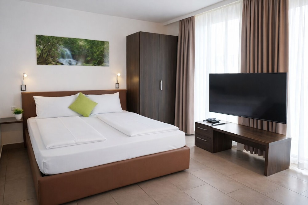 STUDIO, QUEEN BED, SOFA