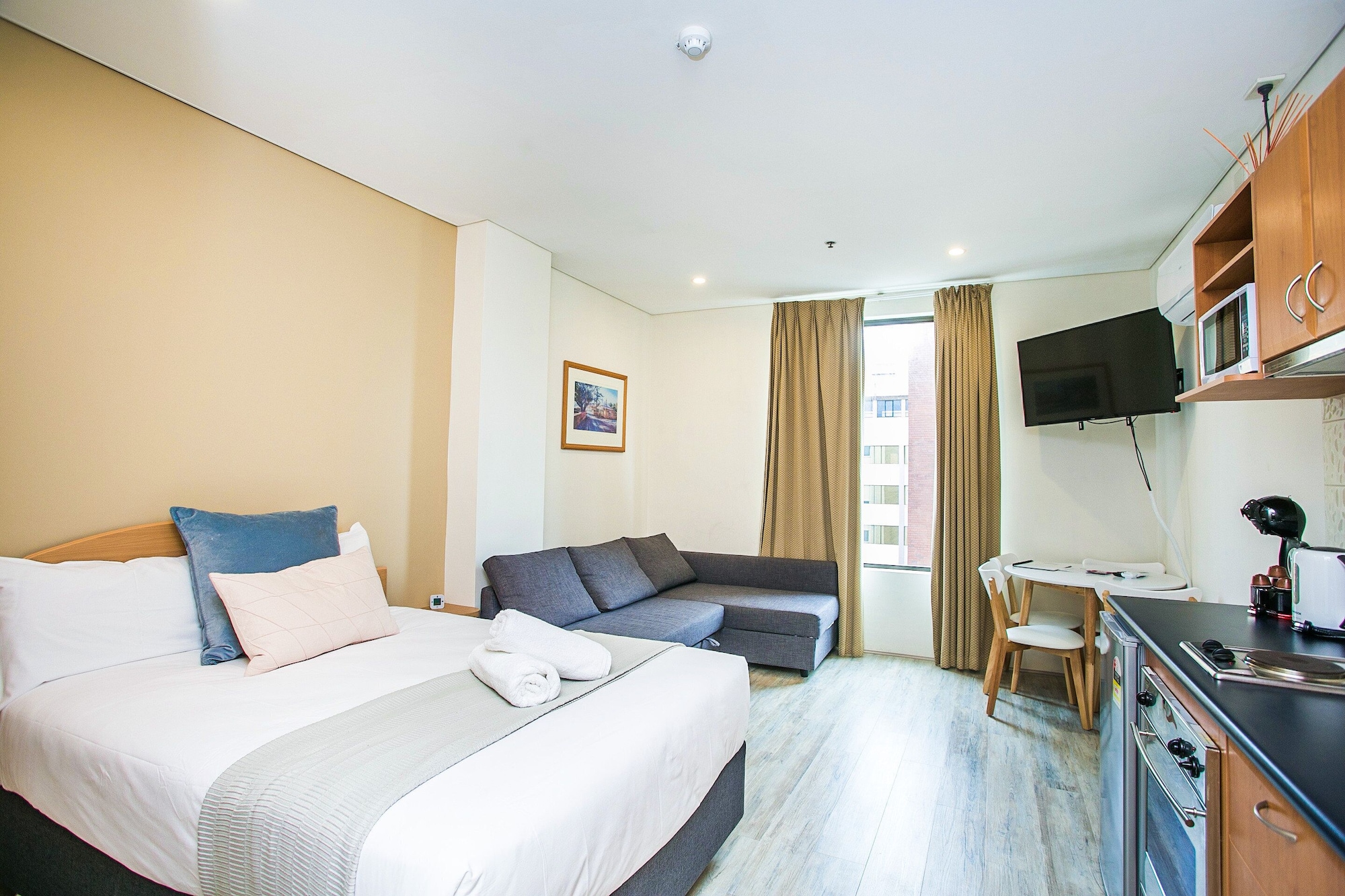 STUDIO, QUEEN BED, KITCHEN