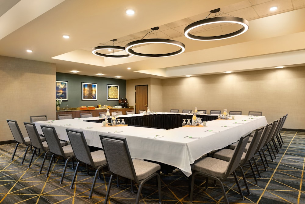 Holiday Inn Hotel Suites Oakland Airport 60/77
