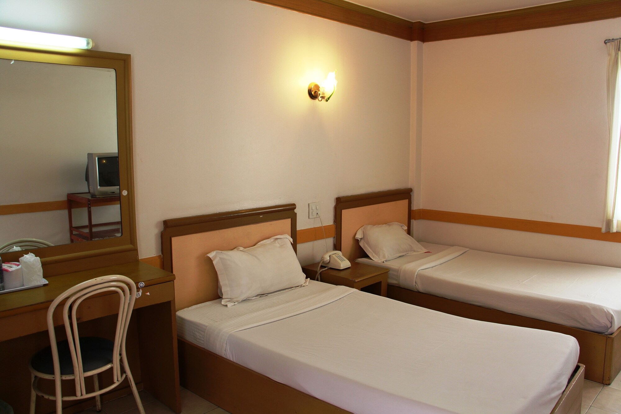 ROOM, TWIN BEDS