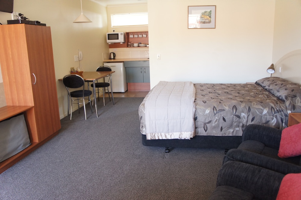 Bks Egmont Motor Lodge 16/30