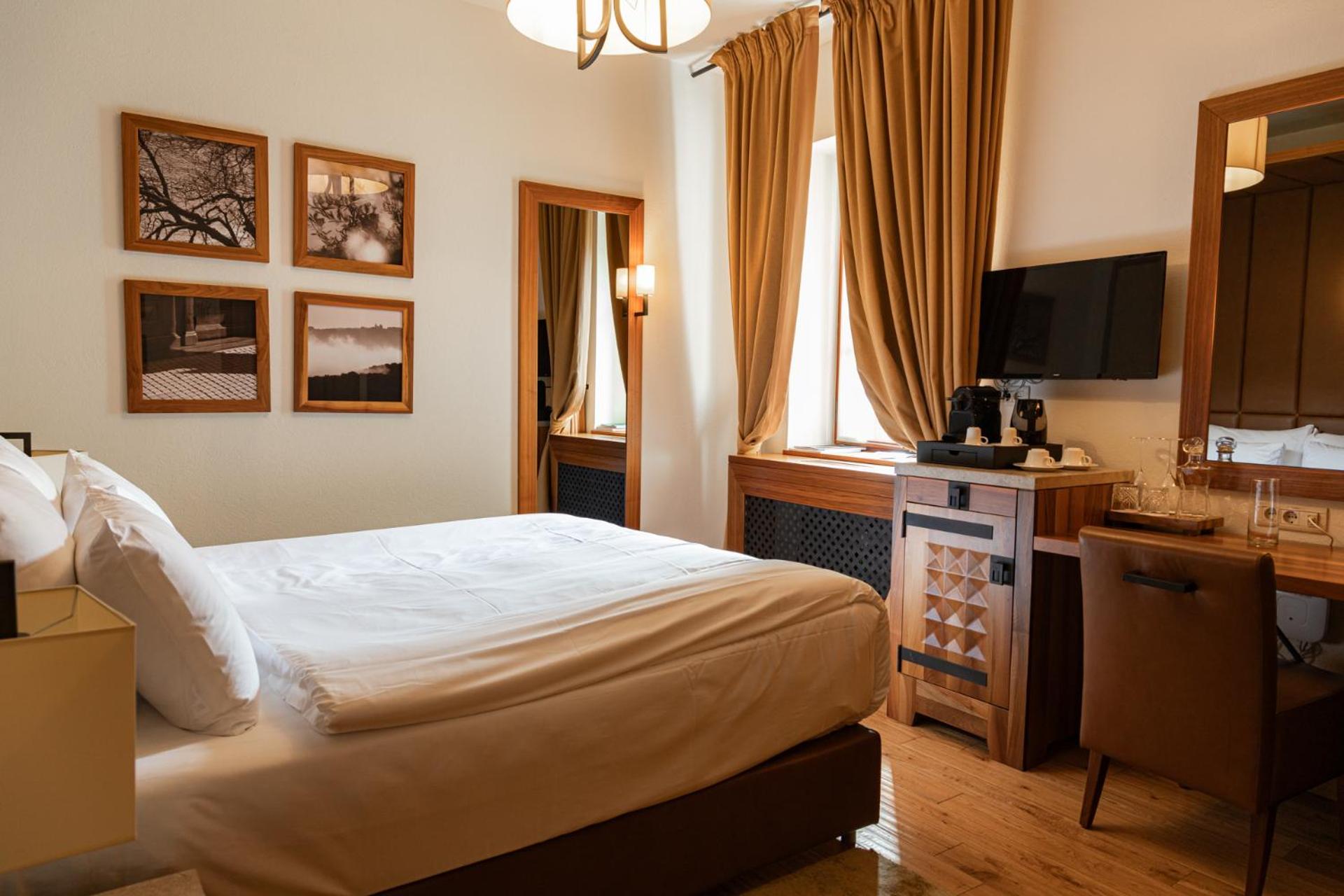 Valentine, Double Bed