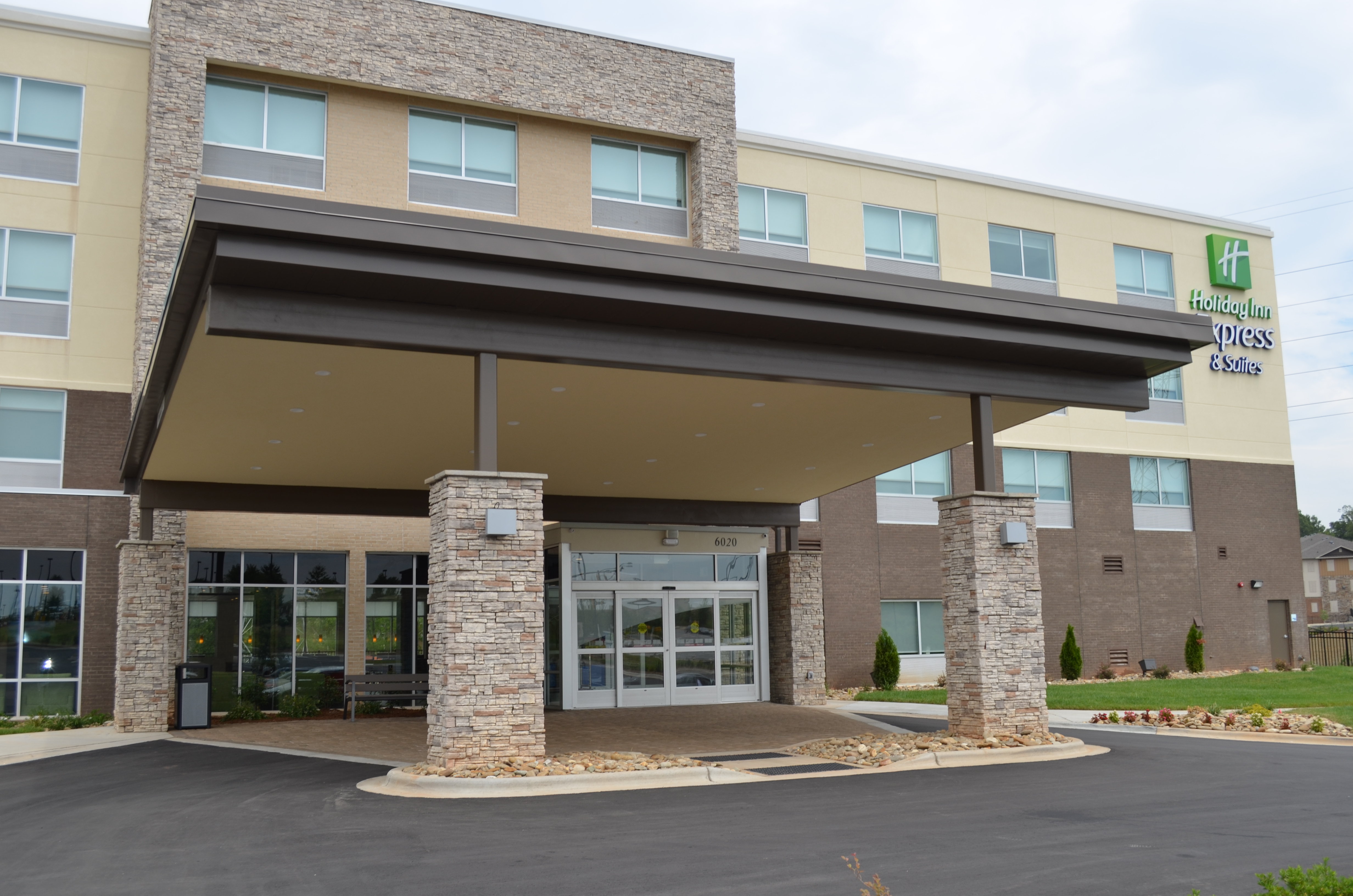 Holiday Inn Express Suites Charlotte Ne University Area 2/40