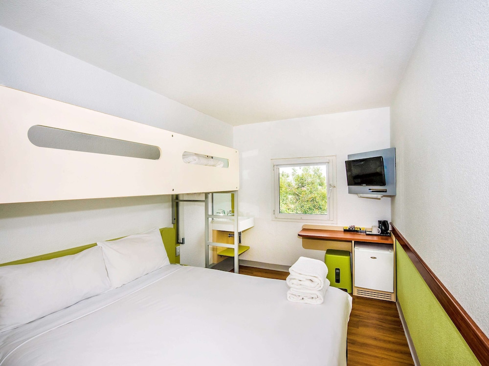 Standard, 1 Queen and 1 Bunk Bed