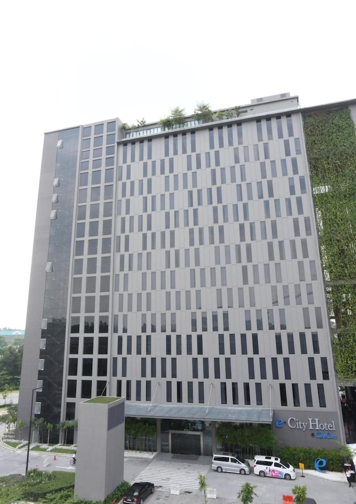 e.City Hotel at OneCity 3/43
