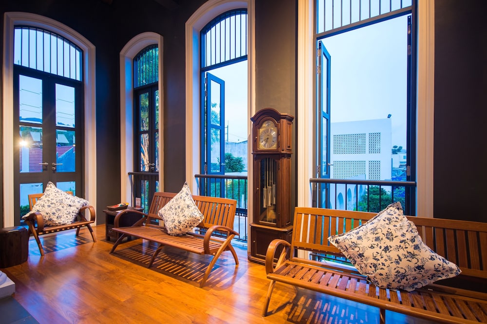LITTLE NYONYA HOTEL 32/50