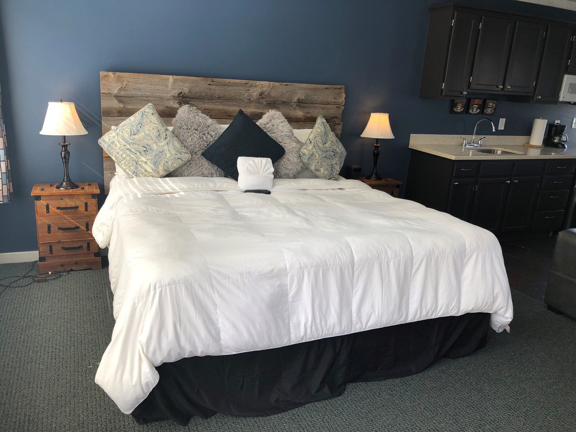 Harbor, King Bed, Sofa