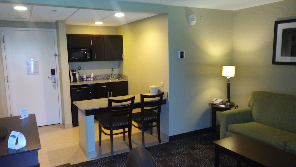 Holiday Inn Express Suites Pittsburgh West Green Tree 39/44