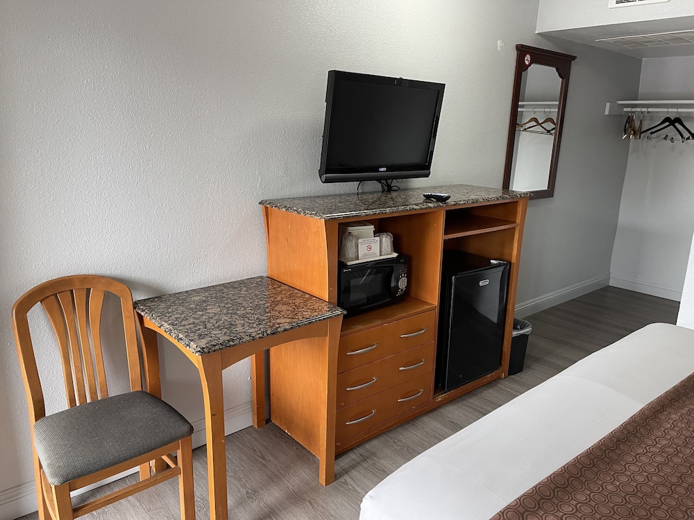 Pacific Inn 30/42