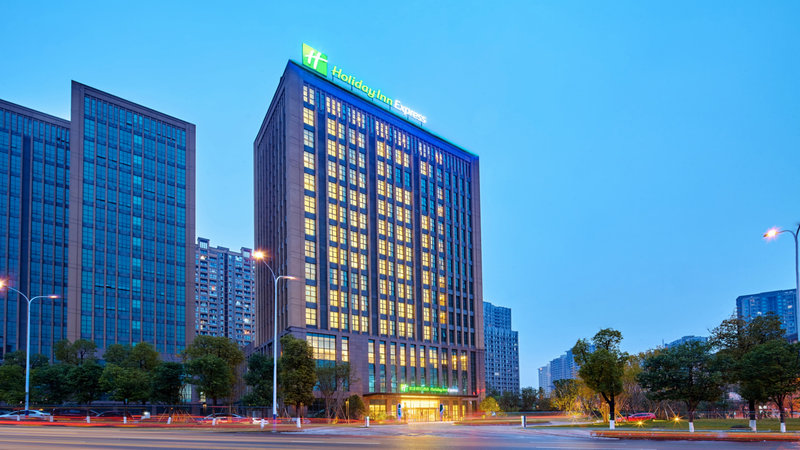Holiday Inn Express Chongqing University Town 8/55