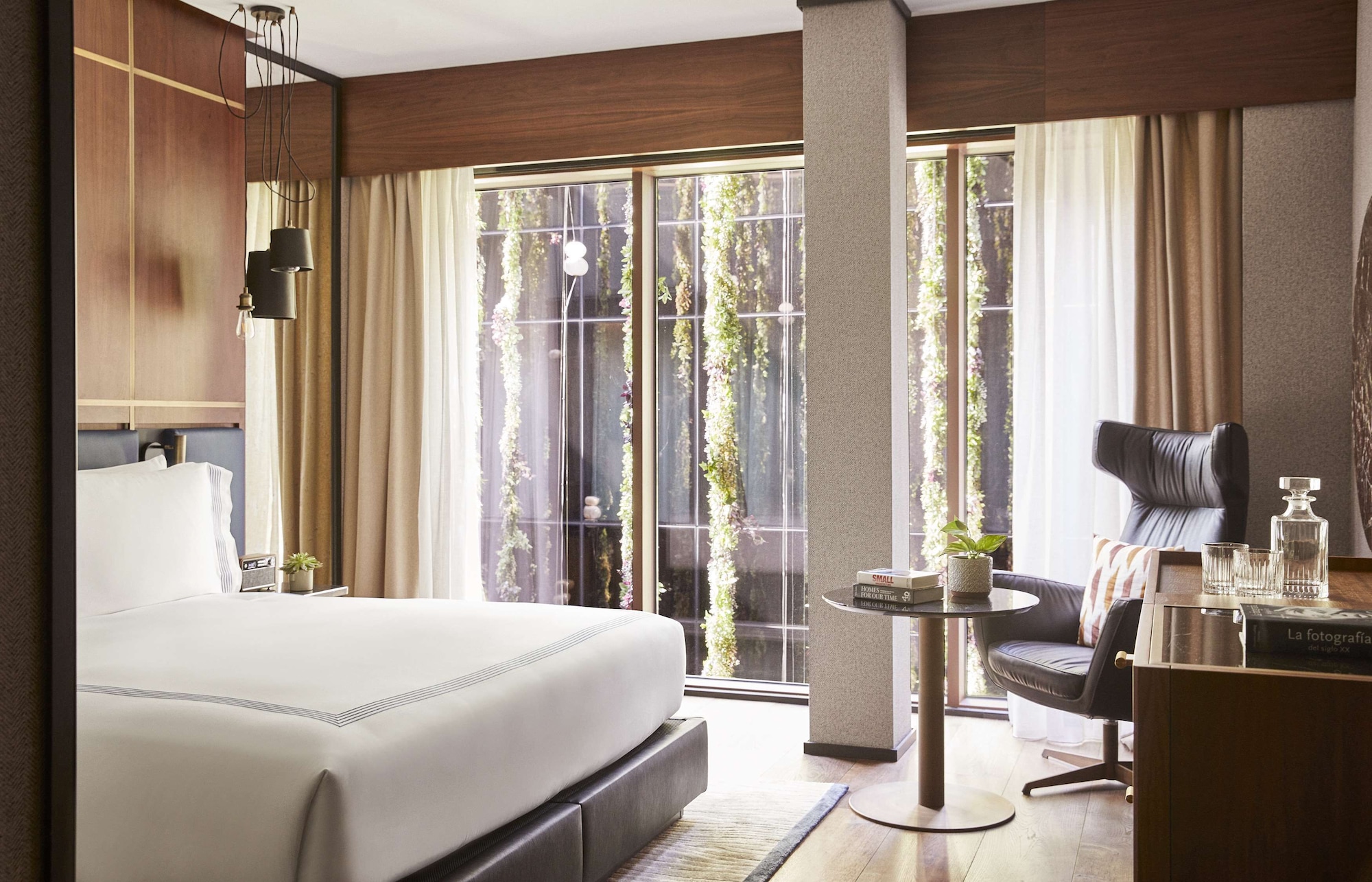 DELUXE, KING BED