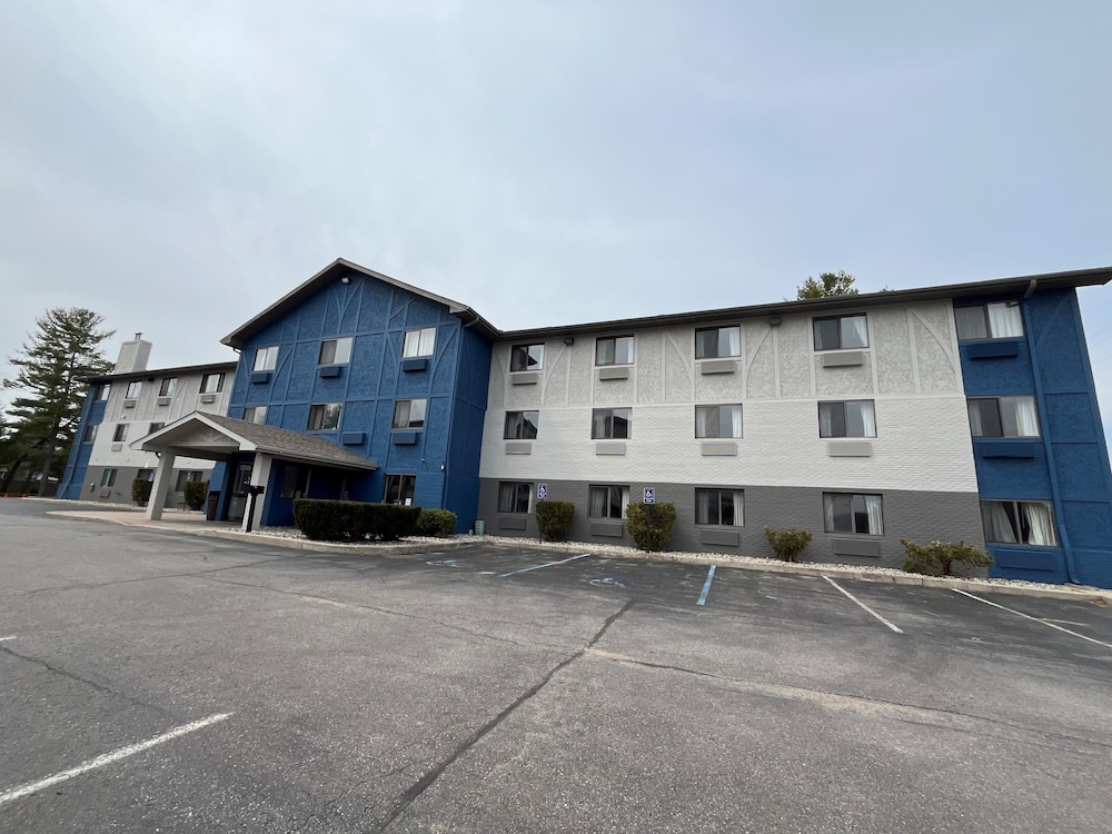 Days Inn Suites By Wyndham Traverse City 3/50