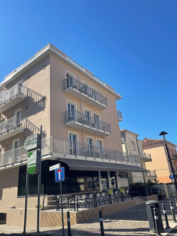 Hotel Scarlet 2/47