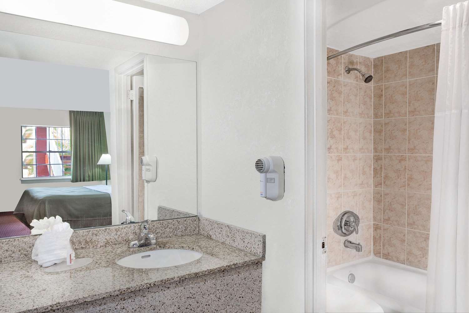 Howard Johnson by Wyndham Ft. Myers FL 20/22