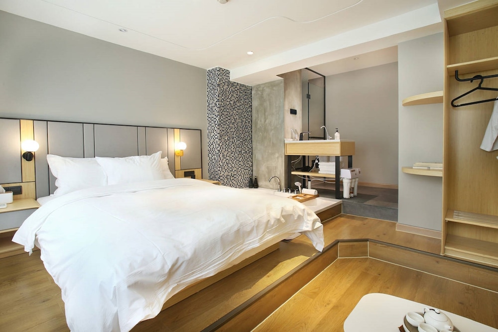 Miju House Jing'an 15/50