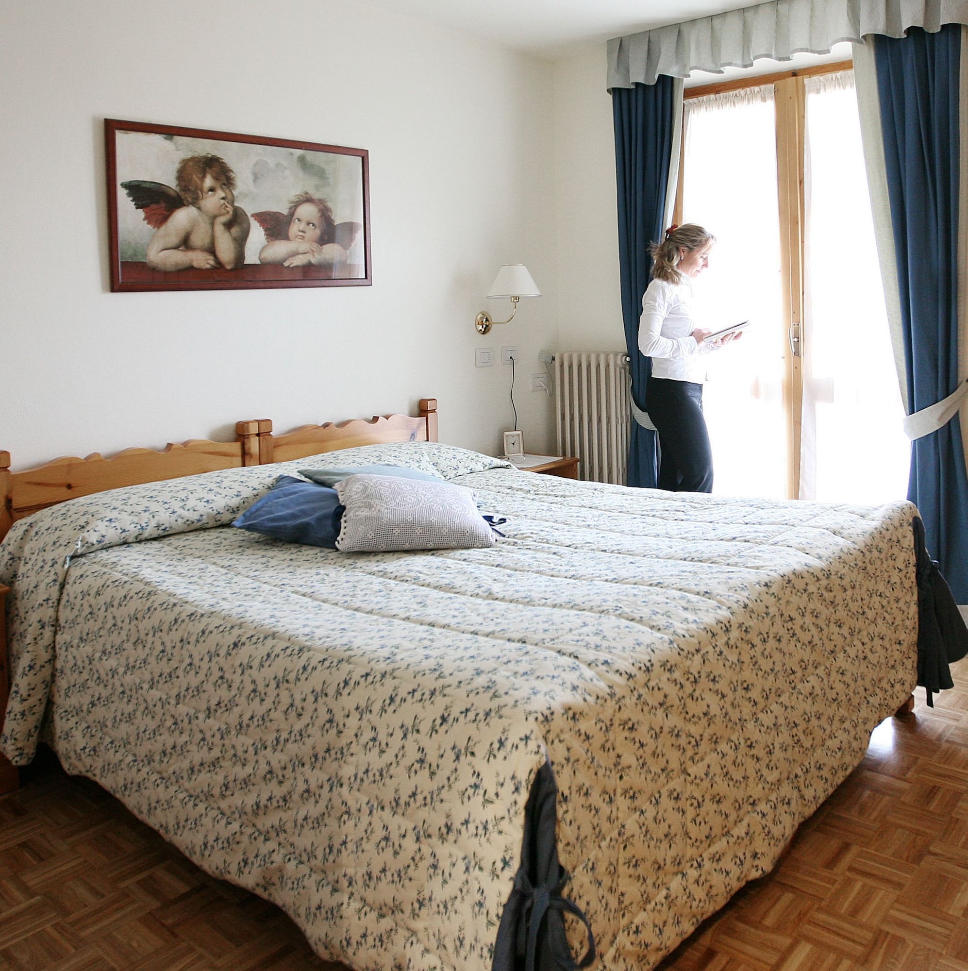 Relax, Queen Bed