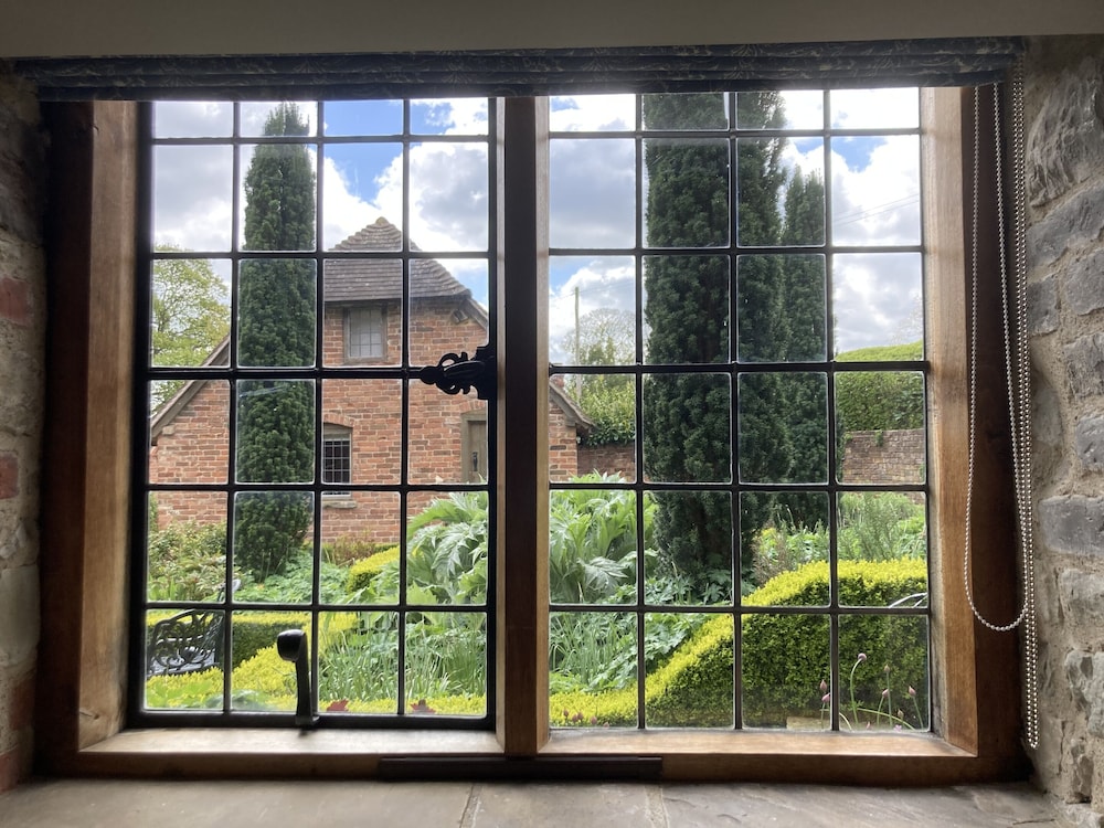 Old Downton Lodge 25/50
