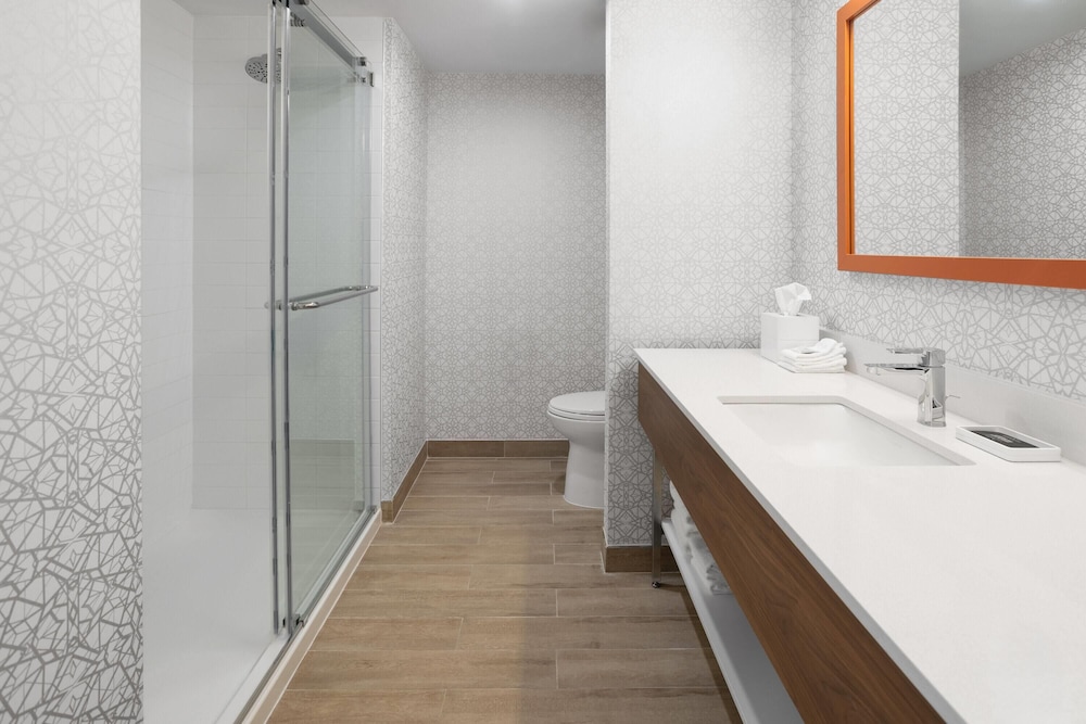 La Quinta Inn & Suites by Wyndham Jamaica NYC/JFK AirTrain 39/41