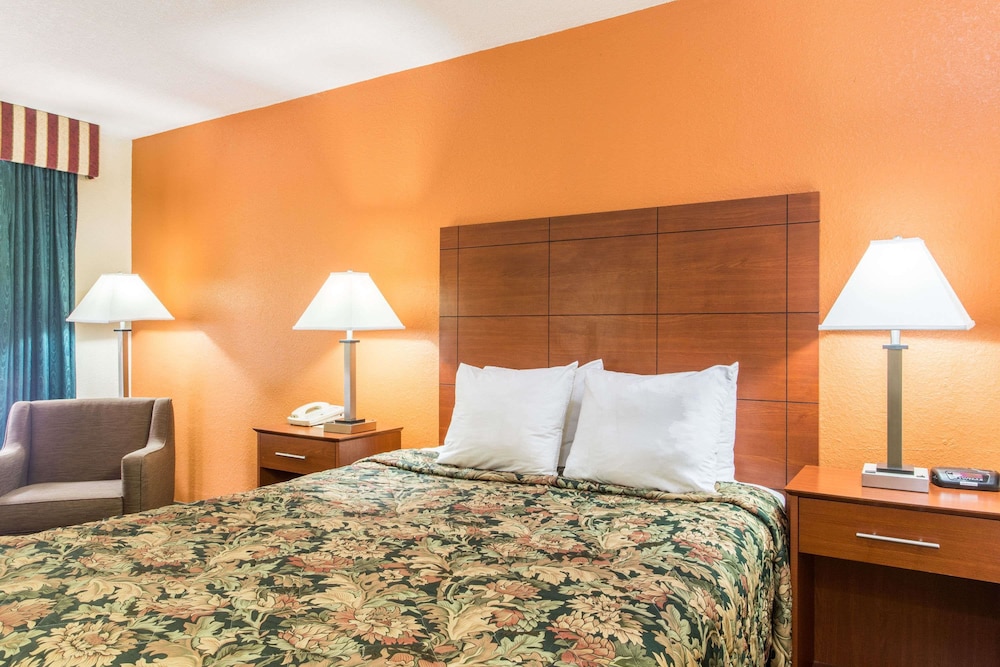 Days Inn By Wyndham Lake City I-10 15/35