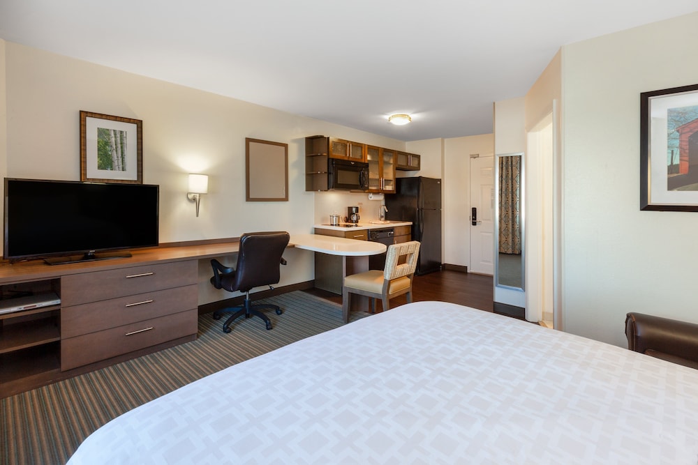 Candlewood Suites West Springfield 14/58