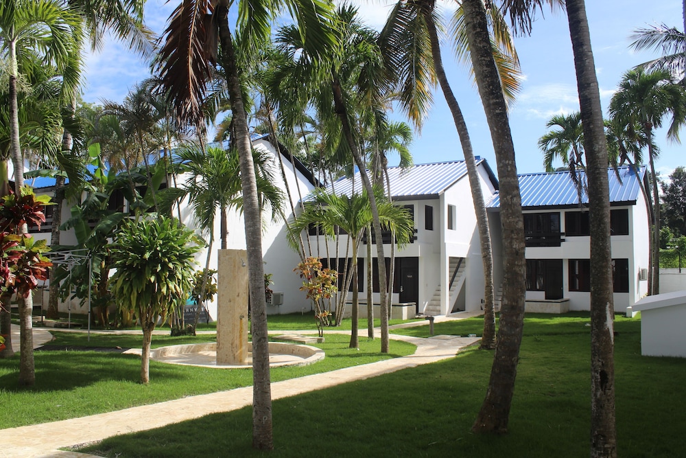 AHNVEE RESORT & SPORTS 46/52